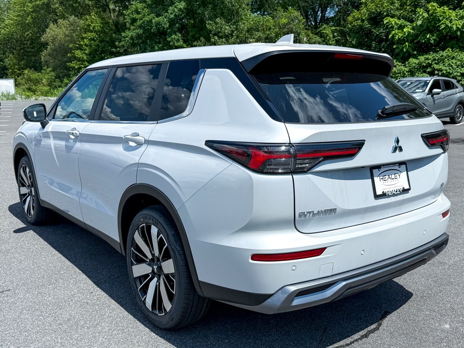 2025 Mitsubishi Outlander SE Ralliart photo 2