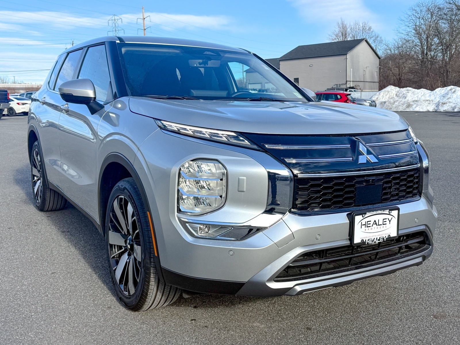 2025 Mitsubishi Outlander SE's photo