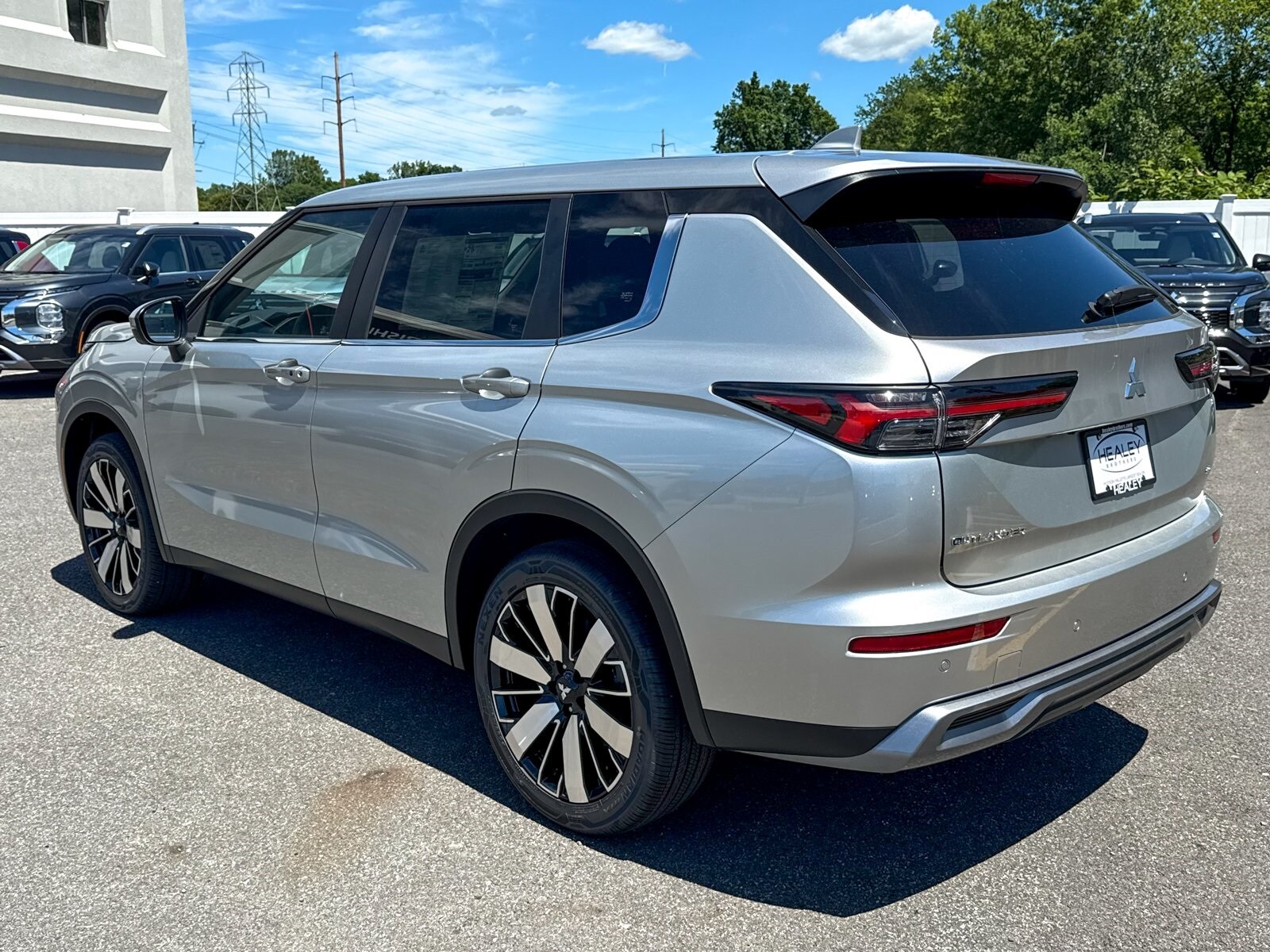 2025 Mitsubishi Outlander SE S-AWC photo 2