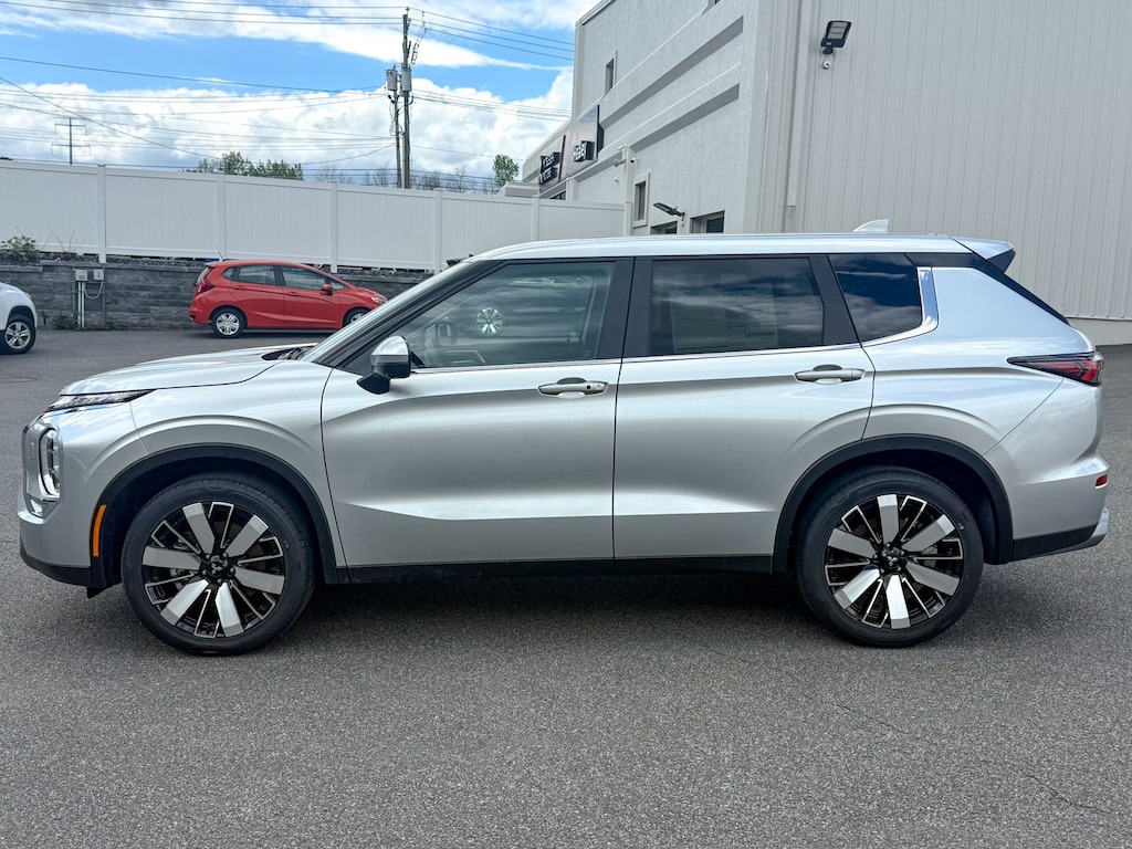 New 2026 Mitsubishi Outlander SE SUV