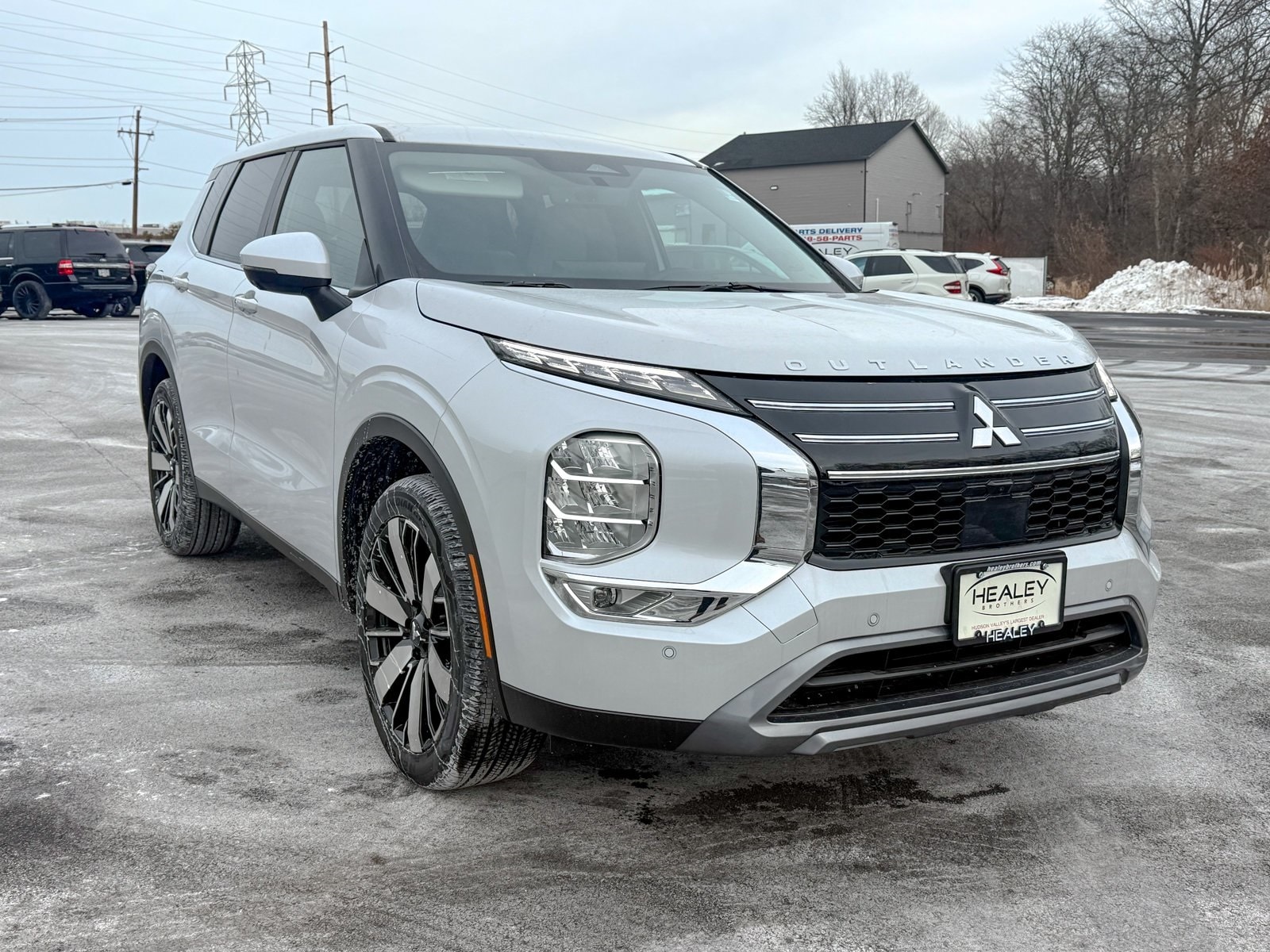 2025 Mitsubishi Outlander SE's photo