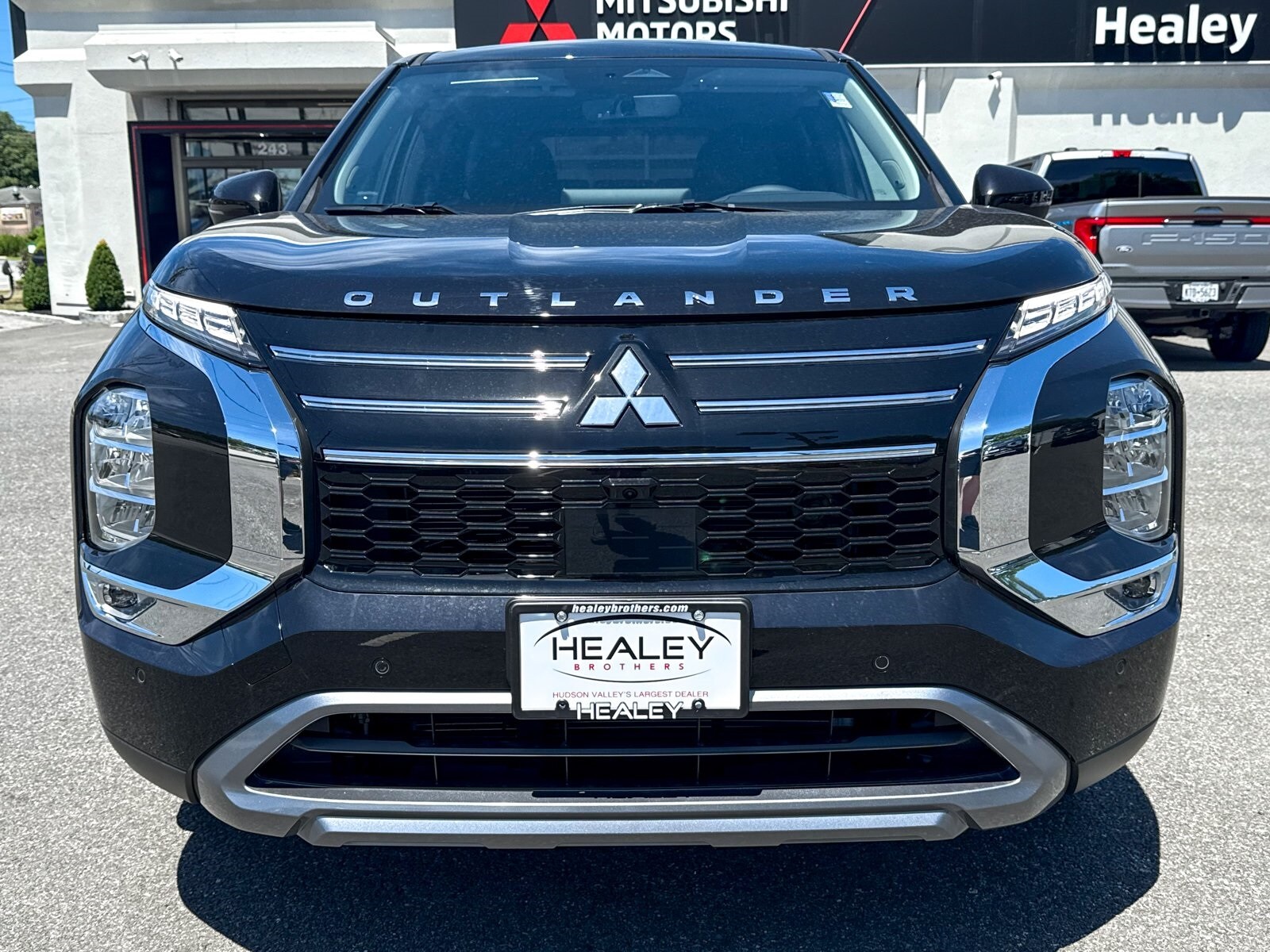 2025 Mitsubishi Outlander SE photo 4