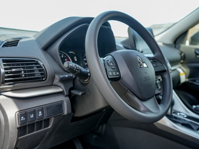 2025 Mitsubishi Eclipse Cross LE photo 3