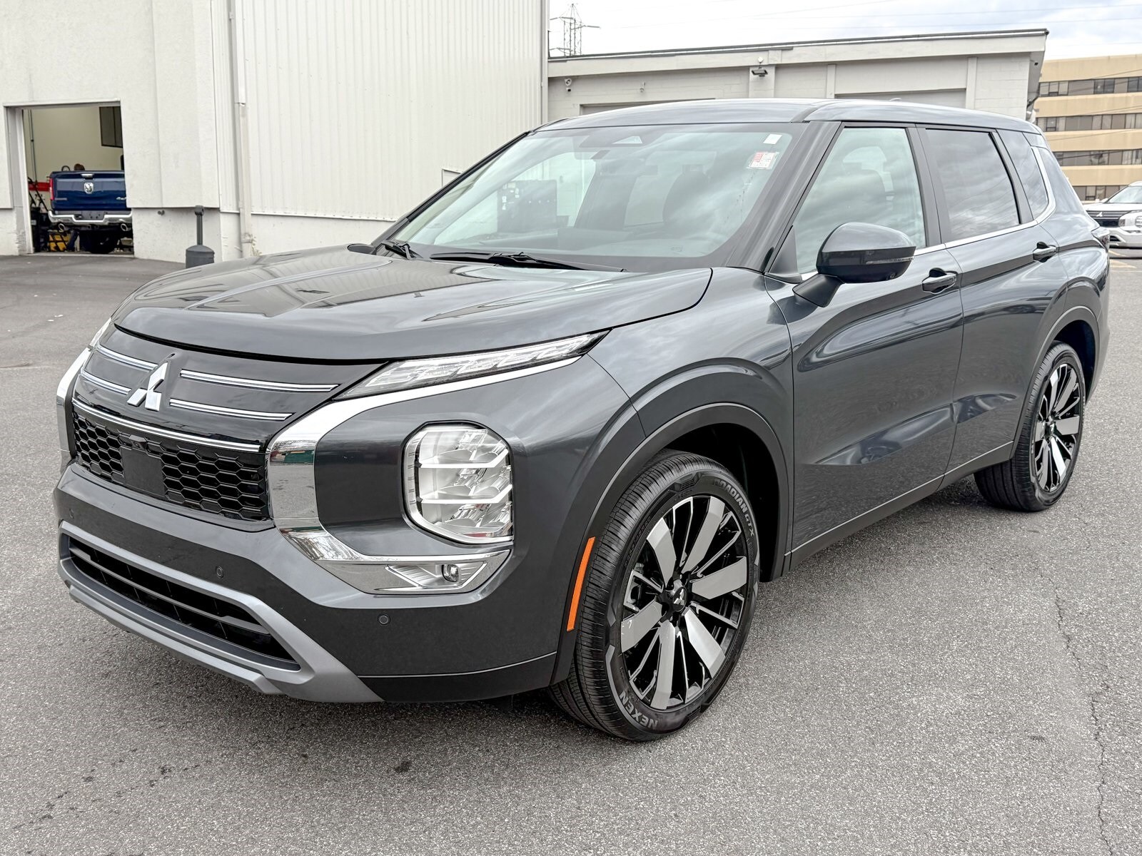 2025 Mitsubishi Outlander SE photo 3