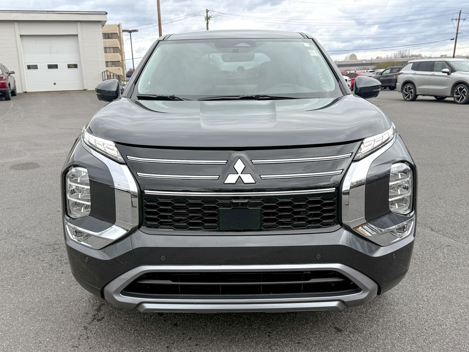 2025 Mitsubishi Outlander SE photo 2