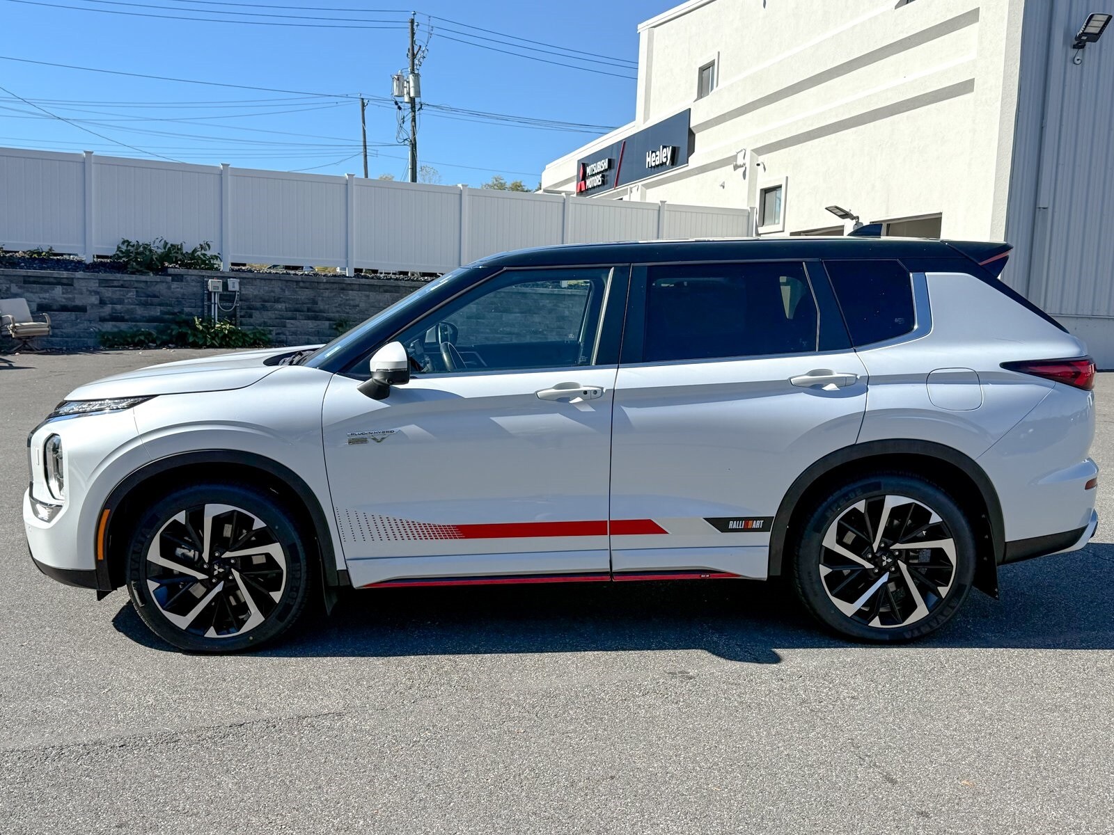 2024 Mitsubishi Outlander PHEV SE Ralliart photo 3