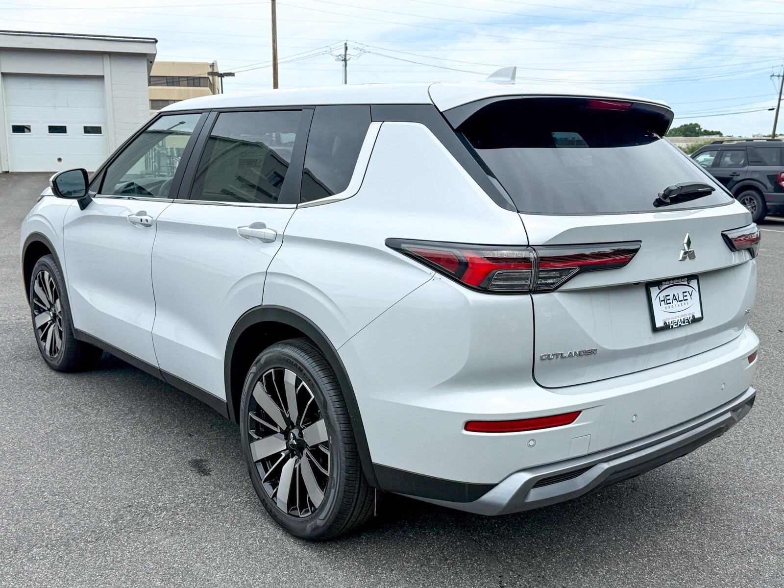 2025 Mitsubishi Outlander SE Ralliart photo 2