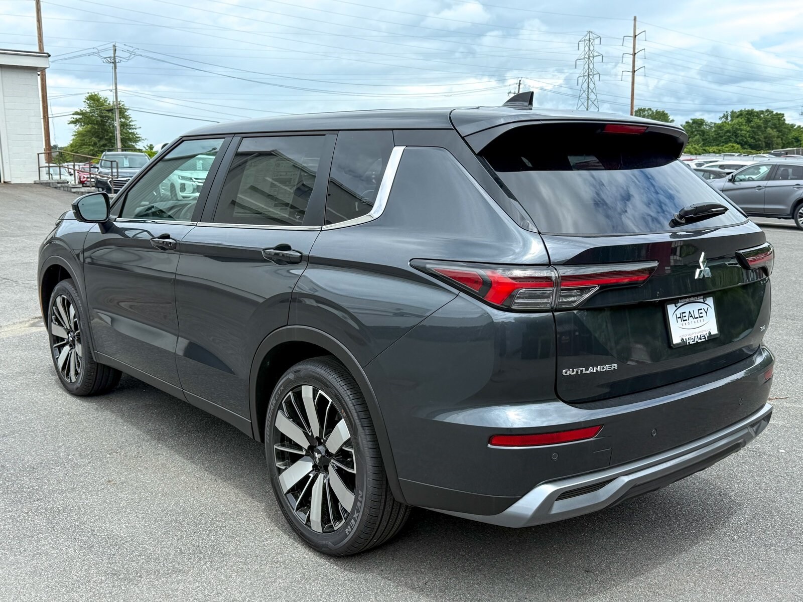 2025 Mitsubishi Outlander SE S-AWC photo 2