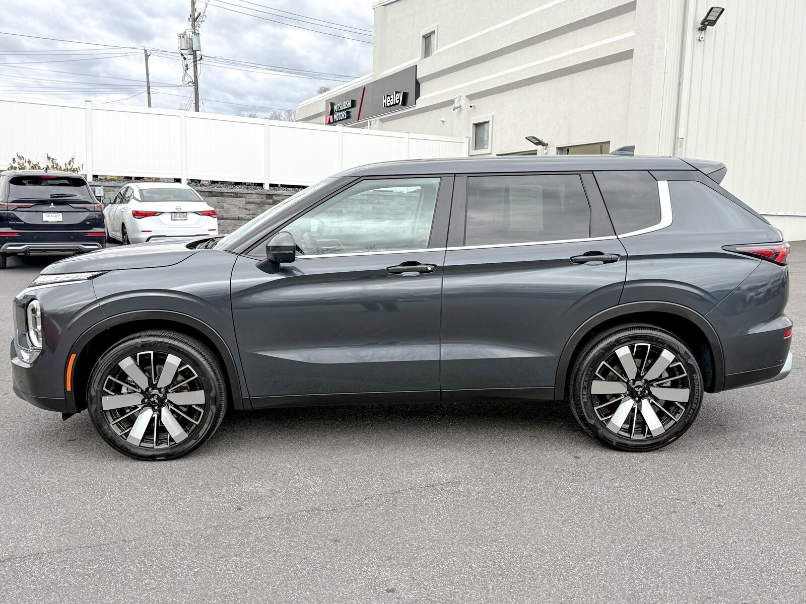 2025 Mitsubishi Outlander SE photo 4