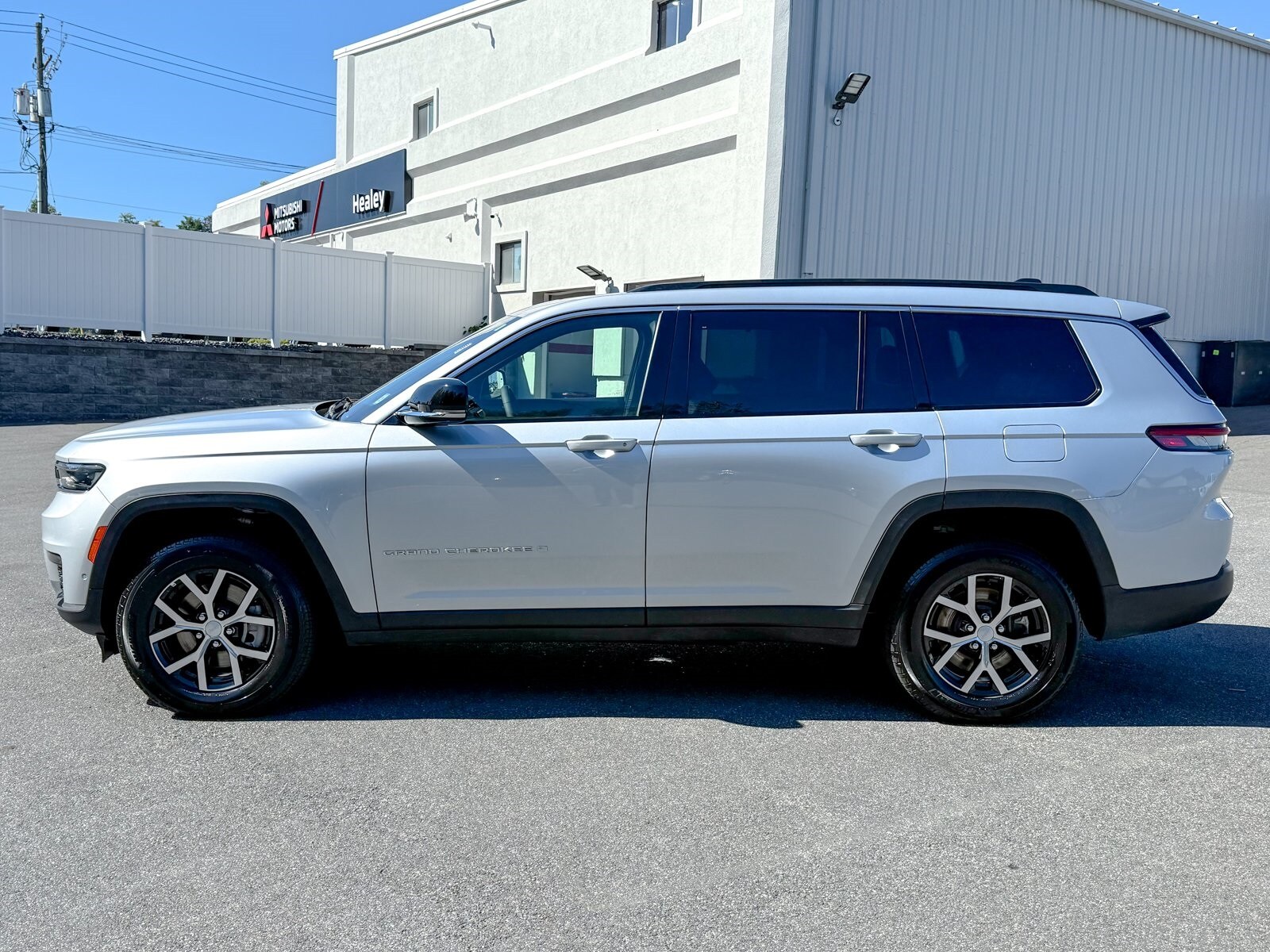 2024 Jeep Grand Cherokee Limited photo 3