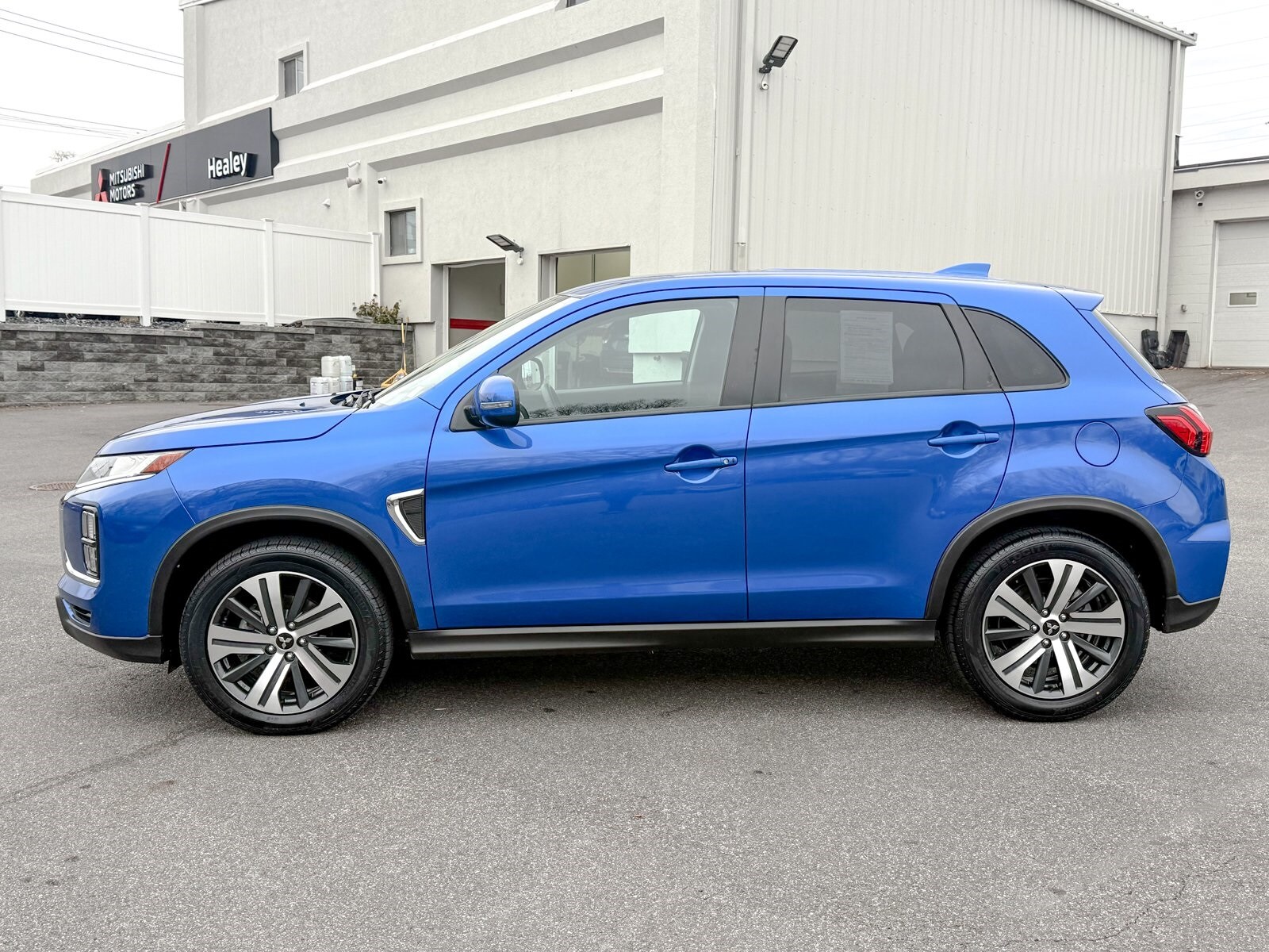 2024 Mitsubishi Outlander Sport SE photo 2