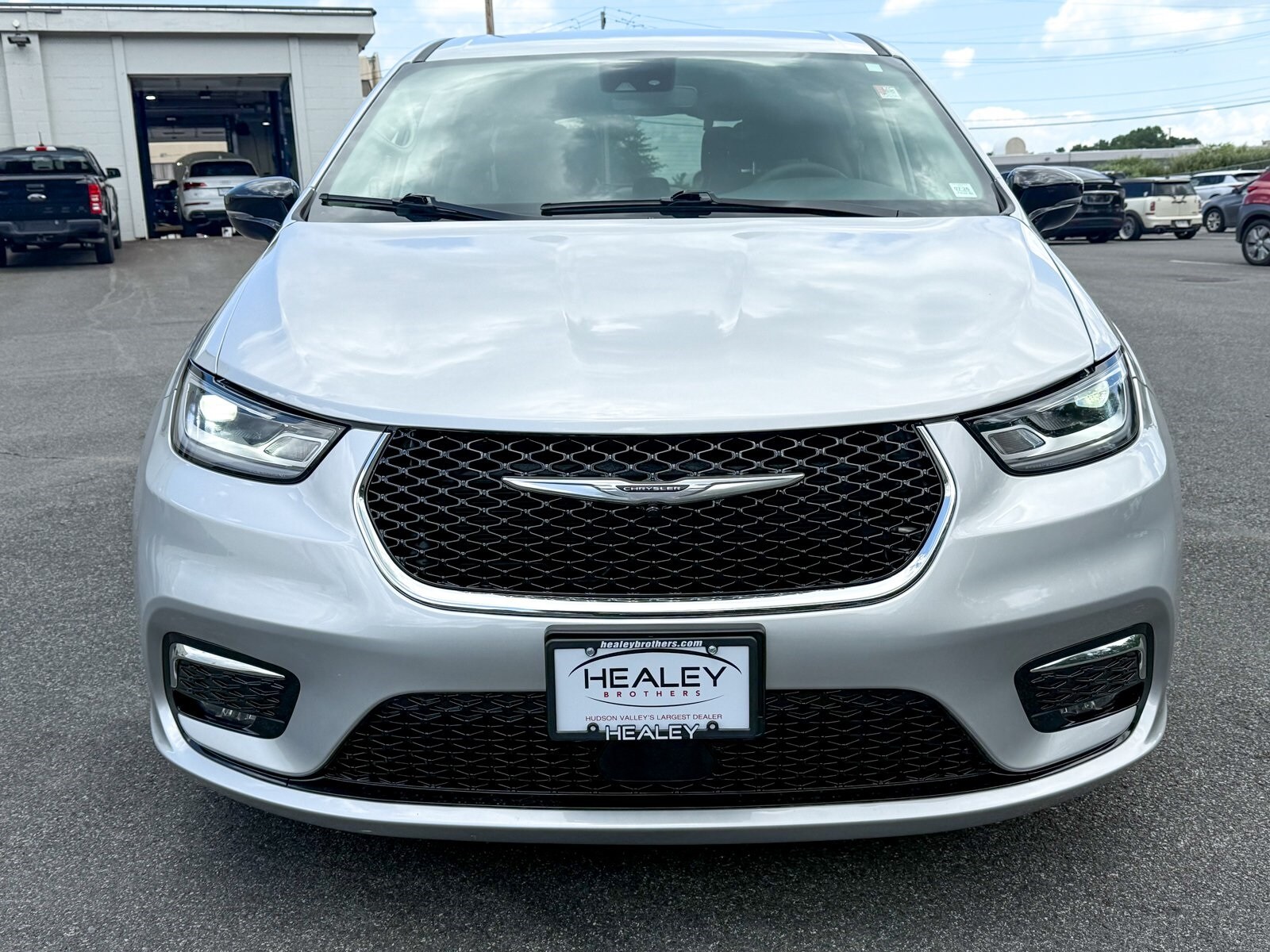 2024 Chrysler Pacifica Touring L photo 4