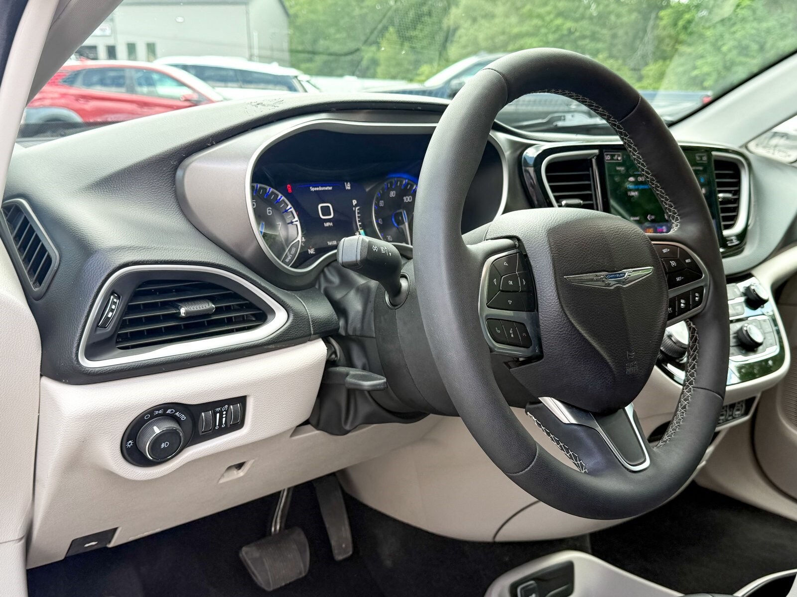 2024 Chrysler Pacifica Touring L photo 3