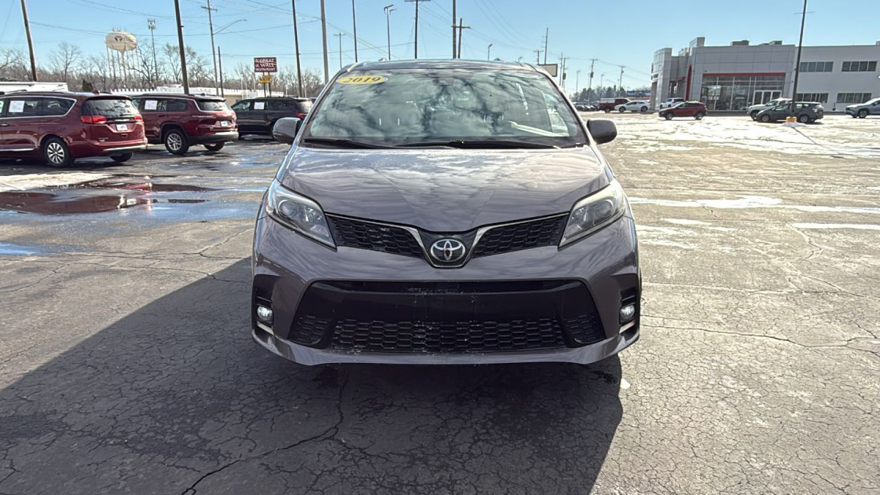 2019 Toyota Sienna SE Premium photo 2