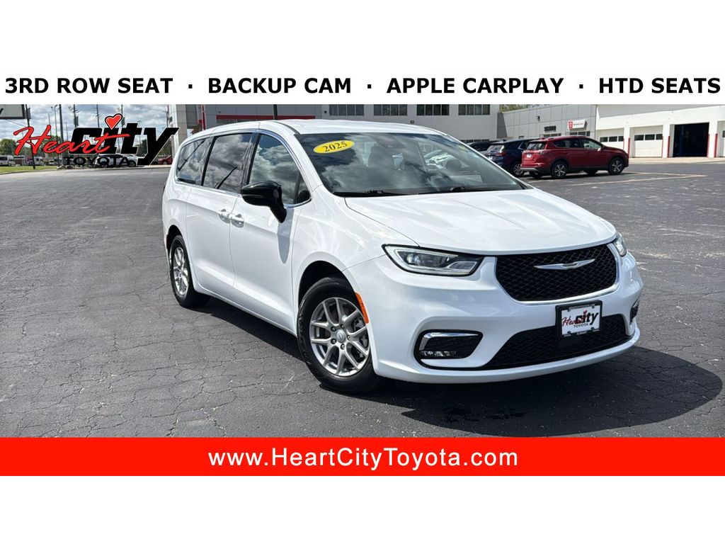 2025 Chrysler Pacifica Select's photo