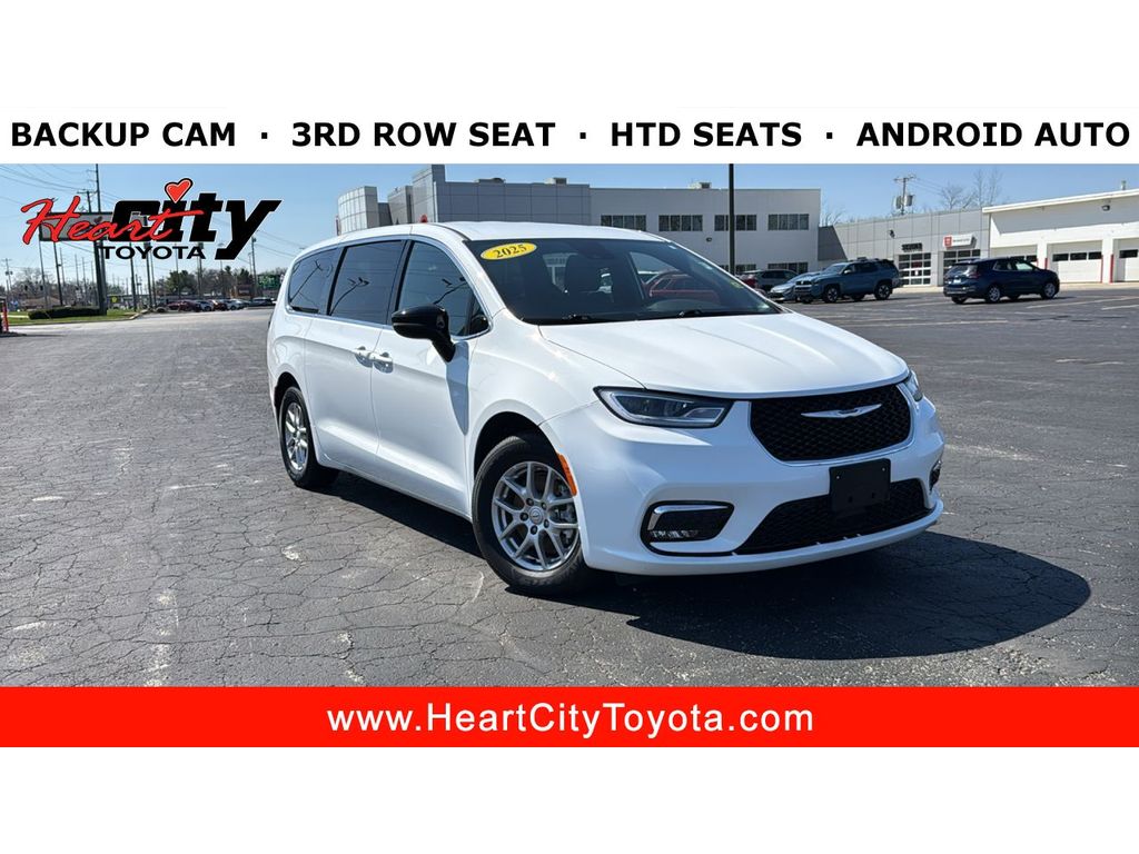 2025 Chrysler Pacifica Select's photo