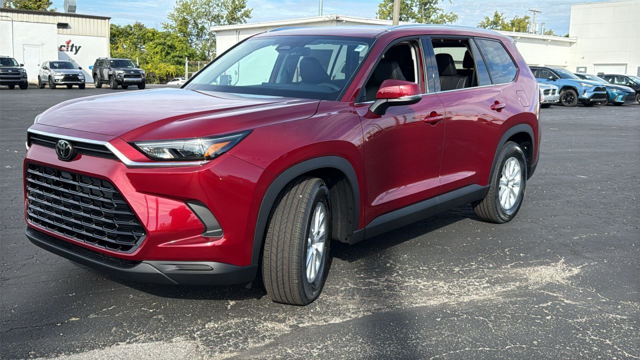 2026 Toyota Highlander XLE Hybrid photo 2