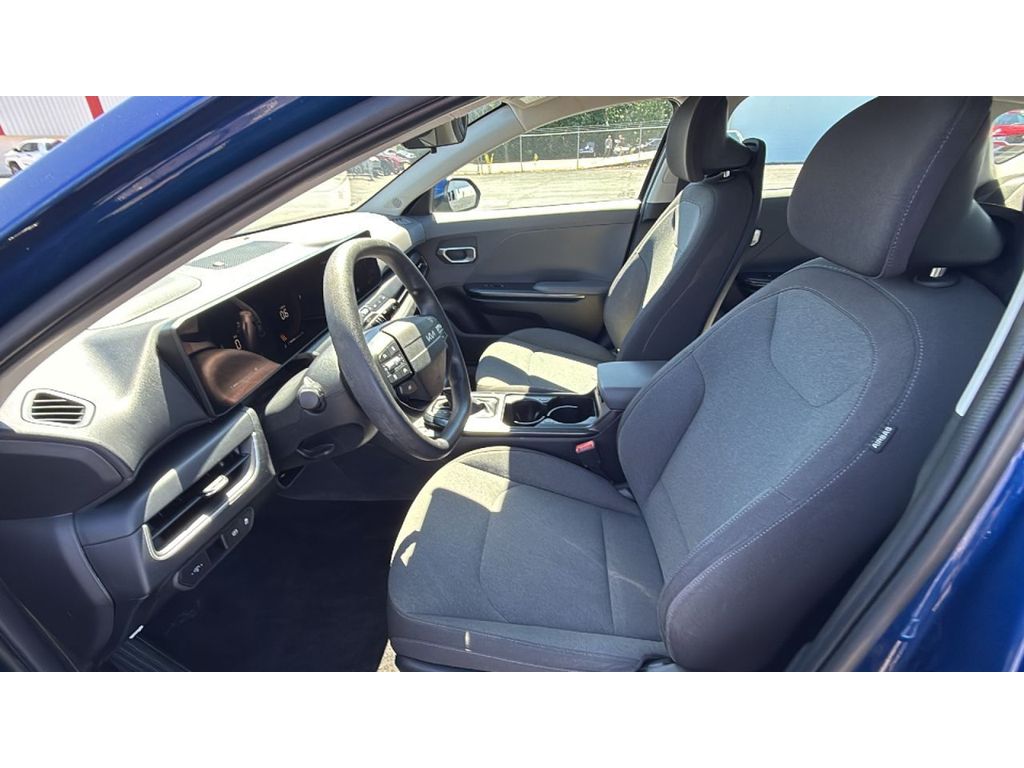 2025 Kia K4 LXS - Photo 25