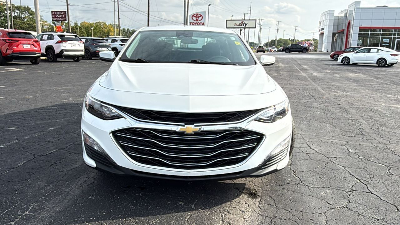2024 Chevrolet Malibu 1LT photo 2