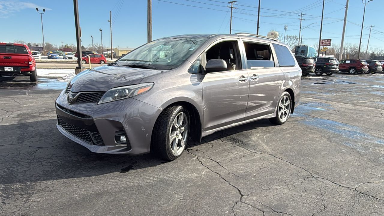 2019 Toyota Sienna SE Premium photo 3