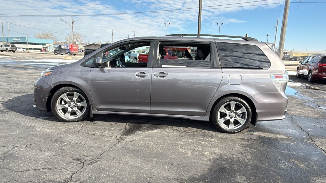 2019 Toyota Sienna SE Premium photo 4