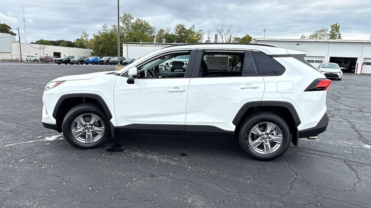 2025 Toyota RAV4 XLE photo 3