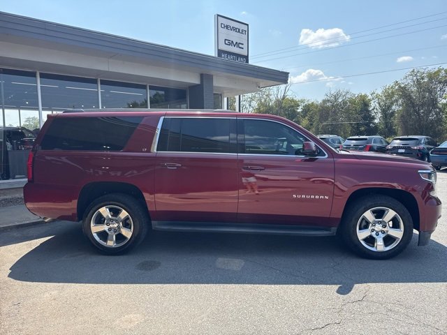 2016 Chevrolet Suburban LT photo 4