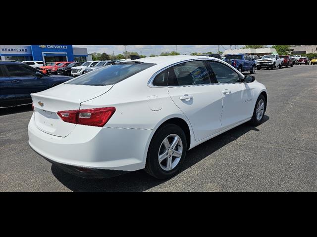 2025 Chevrolet Malibu photo 3