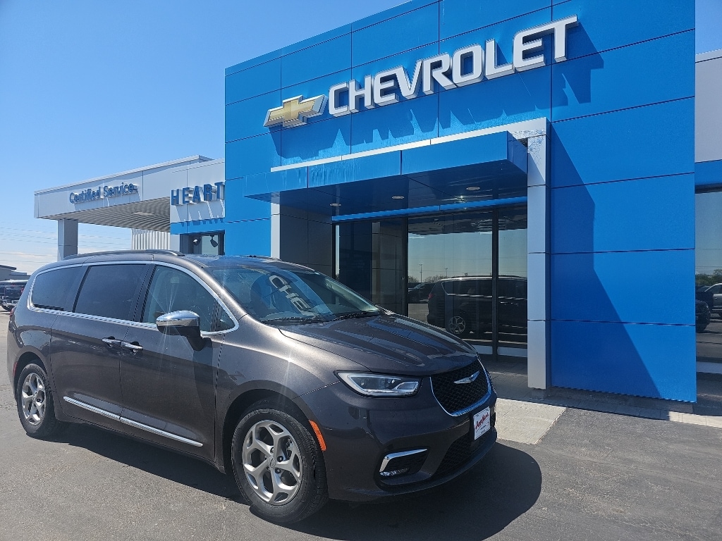 2023 Chrysler Pacifica Limited's photo