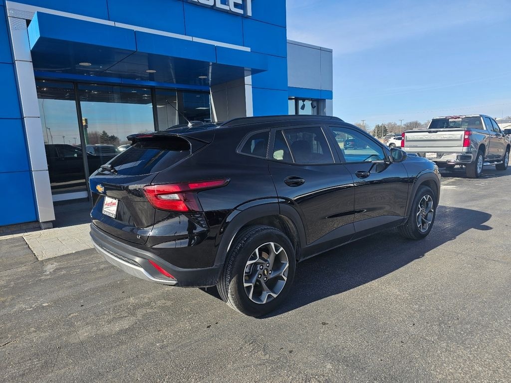 Used 2025 Chevrolet Trax LT SUV