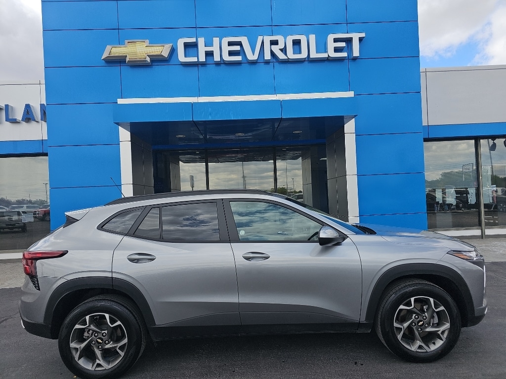 Used 2025 Chevrolet Trax LT SUV