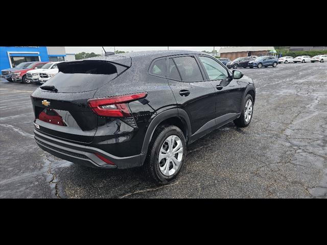 2025 Chevrolet Trax LS photo 3