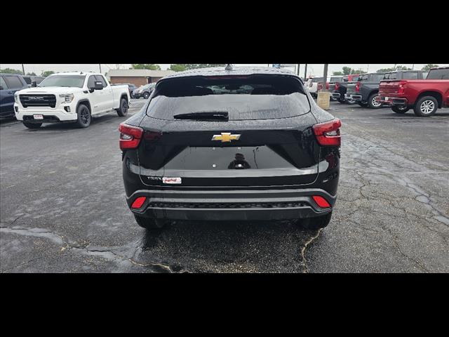 2025 Chevrolet Trax LS photo 4