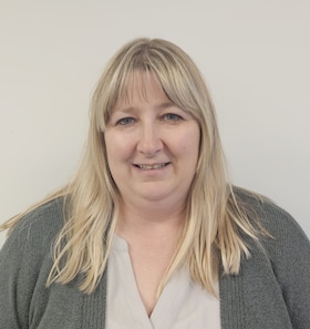 Staff member Amy Roth from ID_50f520958aa8