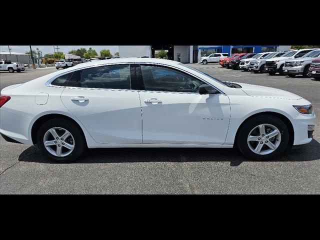 2025 Chevrolet Malibu photo 2