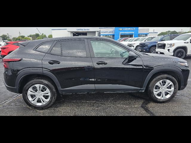 2025 Chevrolet Trax LS photo 2