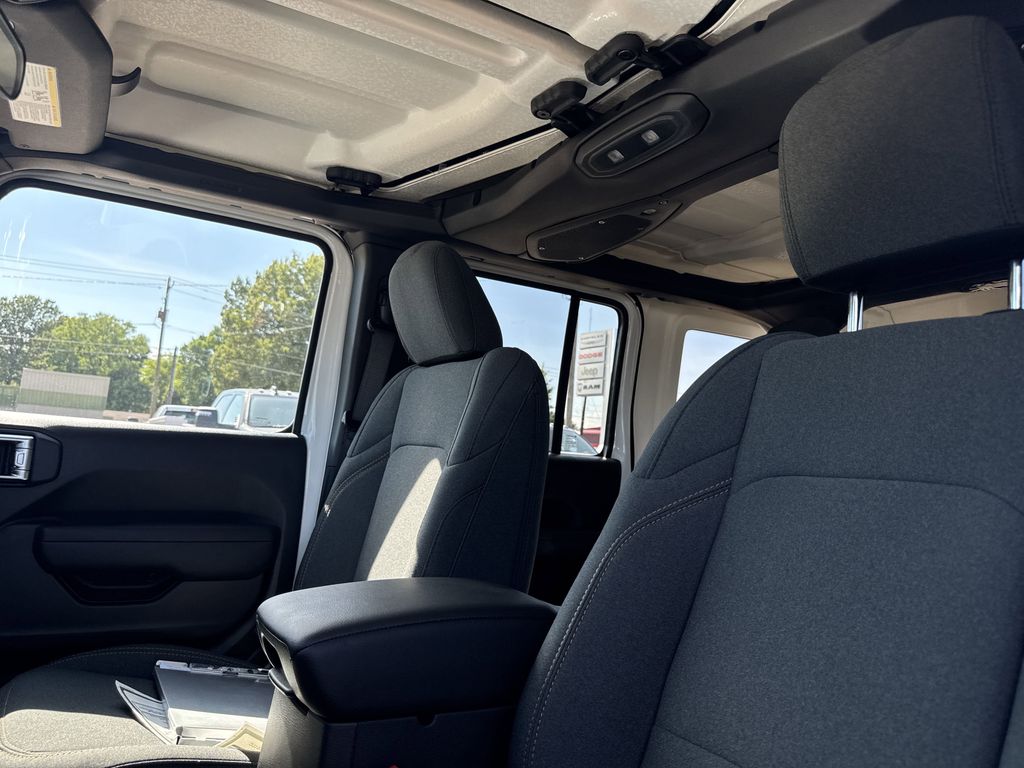 2025 Jeep Wrangler 4-Door Willys - Photo 11