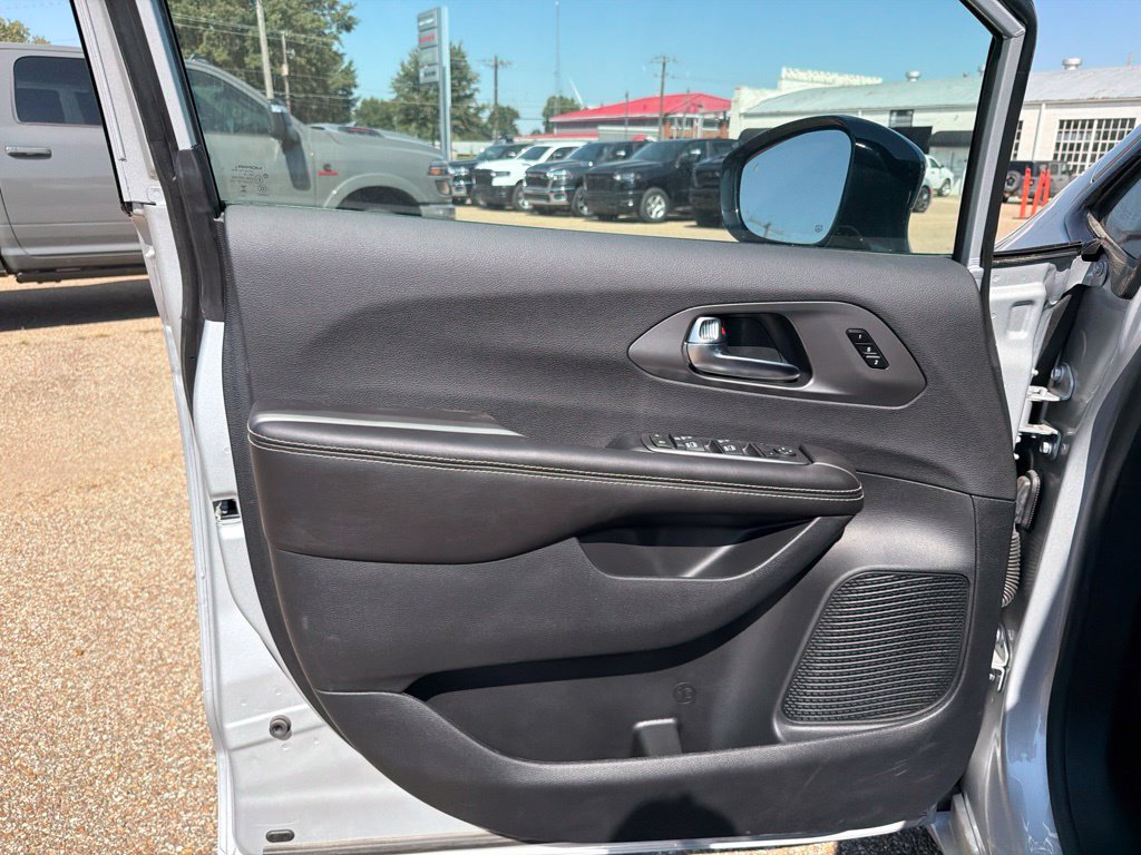 2026 Chrysler Pacifica Select - Photo 19