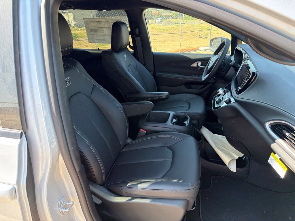 2026 Chrysler Pacifica Select - Photo 20