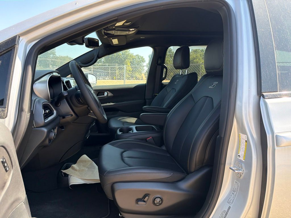 2026 Chrysler Pacifica Select - Photo 9
