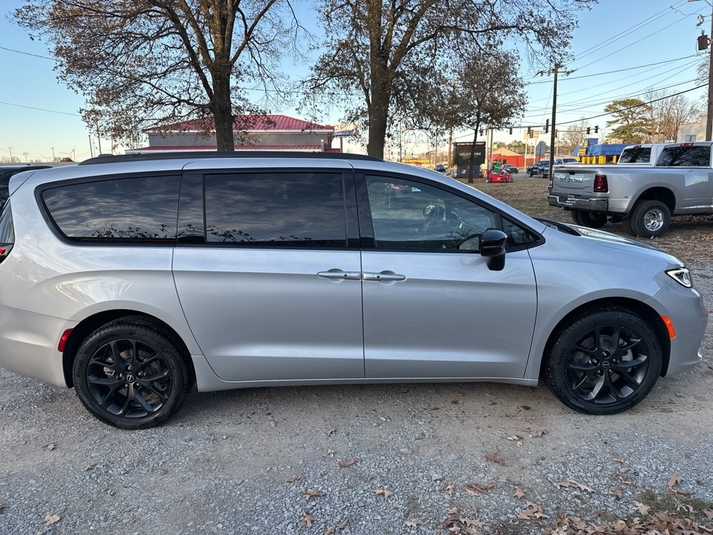 New 2026 Chrysler Pacifica LIMITED AWD Passenger Van