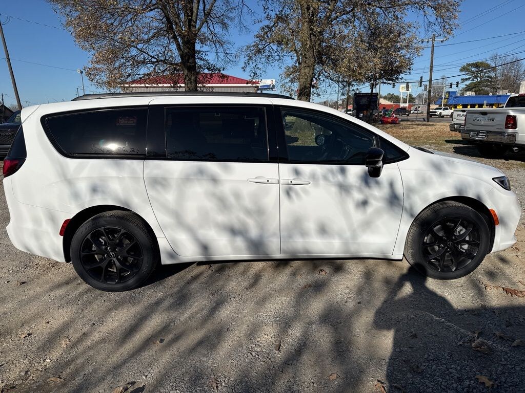 New 2026 Chrysler Pacifica LIMITED AWD Passenger Van