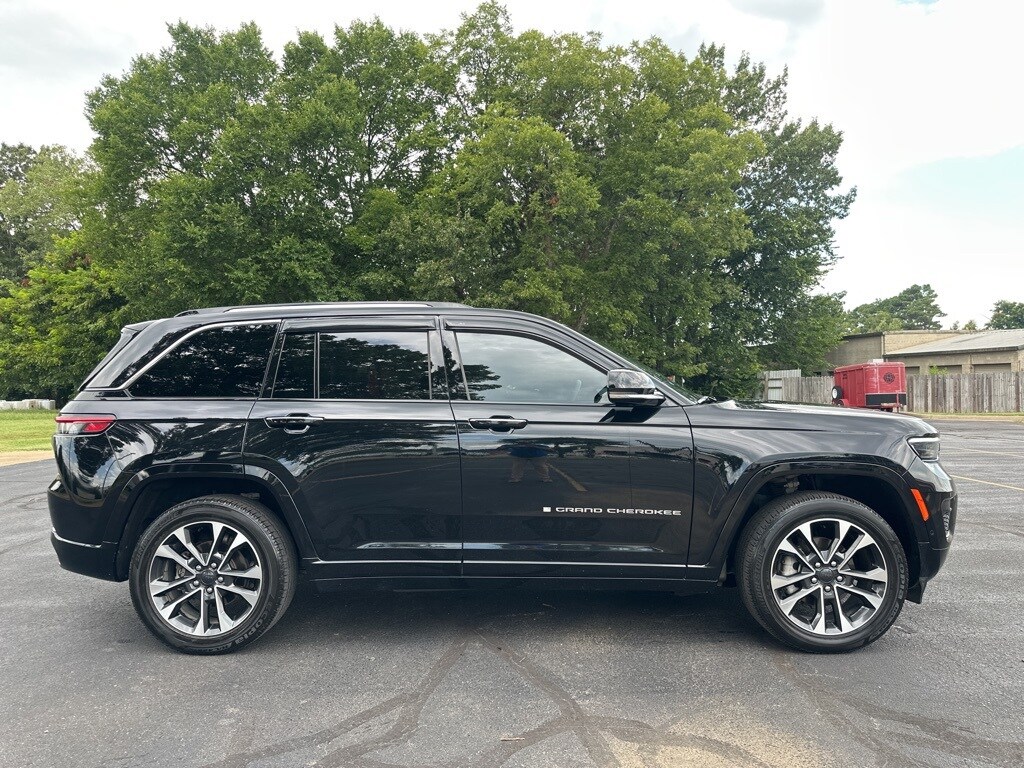 2023 Jeep Grand Cherokee Overland photo 2
