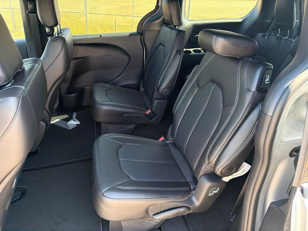 2026 Chrysler Pacifica Select - Photo 26
