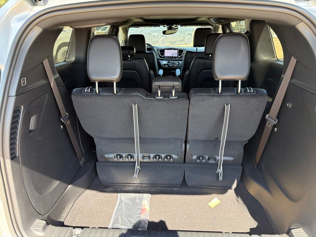 2026 Chrysler Pacifica Select - Photo 28