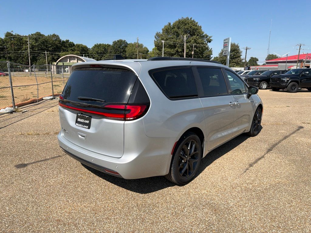 2026 Chrysler Pacifica Select - Photo 6