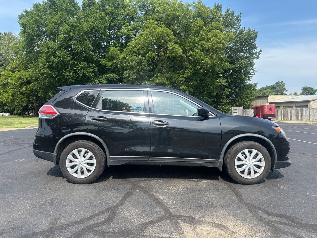 2016 Nissan Rogue S photo 2
