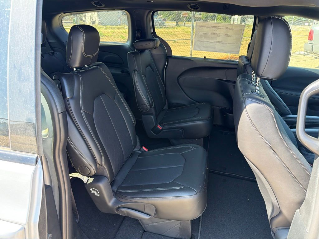 2026 Chrysler Pacifica Select - Photo 24