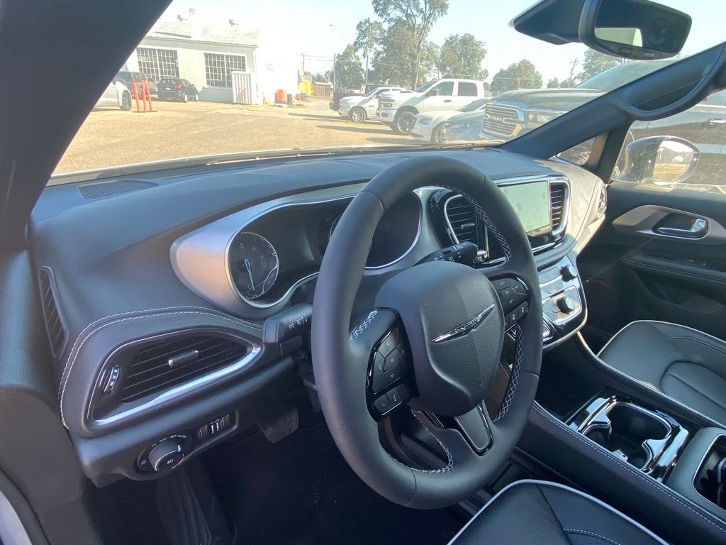 2026 Chrysler Pacifica Limited - Photo 12