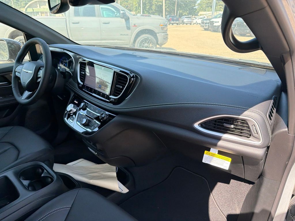 2026 Chrysler Pacifica Select - Photo 21